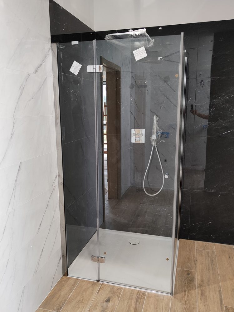 Kabina prysznicowa walk-in z deszczownicą, czarne płytki marmurowe — HYDRO-GER Łódź