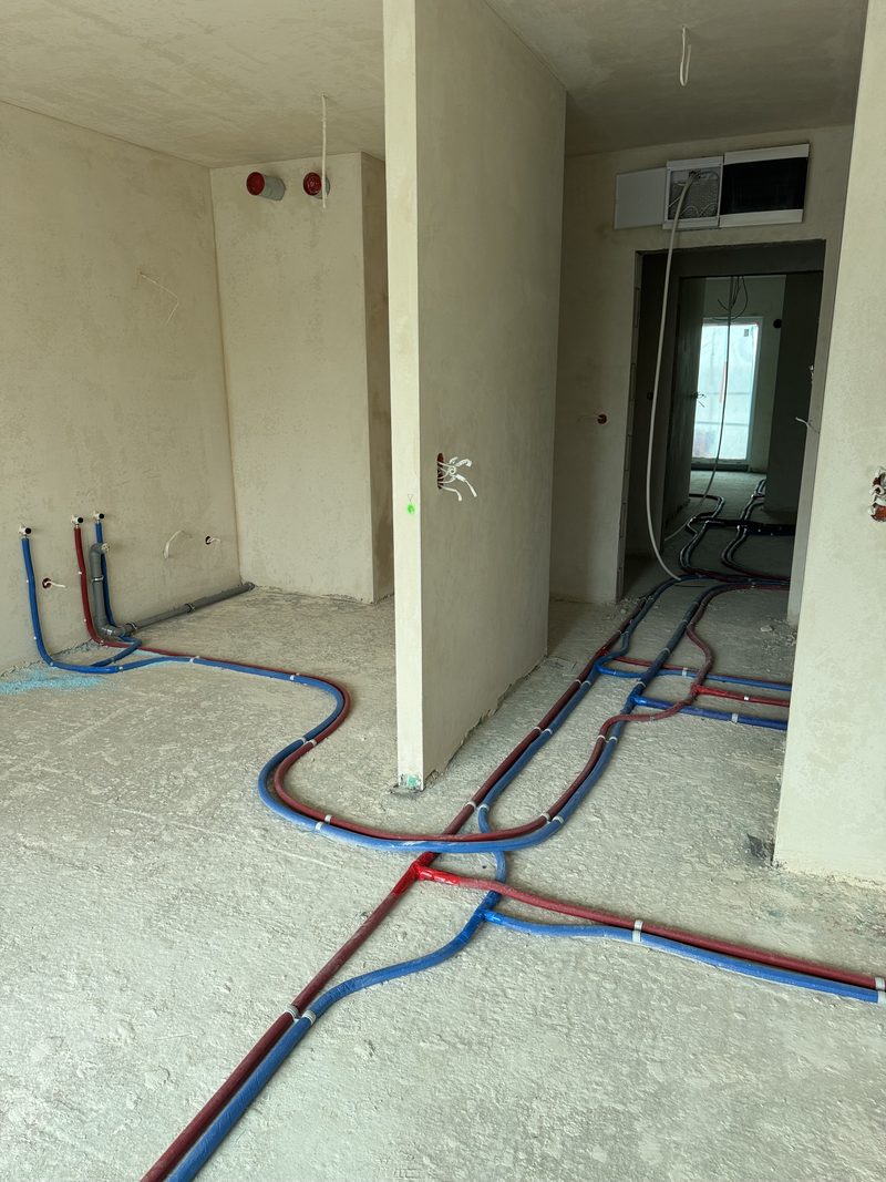 Rozprowadzenie instalacji wod-kan i c.o. po podłodze w stanie deweloperskim — HYDRO-GER Łódź