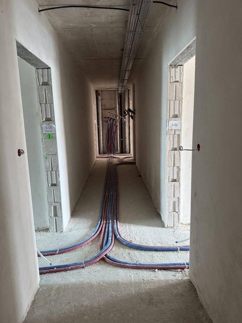 Rozprowadzenie instalacji wody i c.o. od pionu — korytarz nowego budynku, HYDRO-GER Łódź