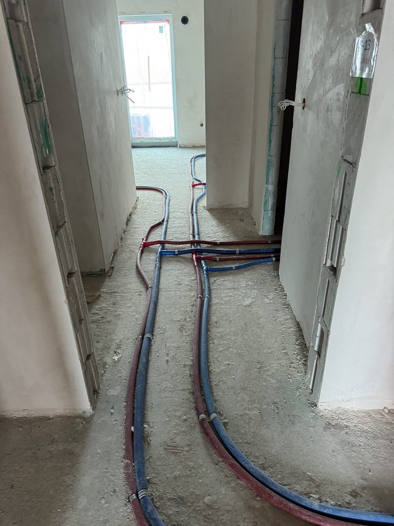 Trasy przewodów wody i ogrzewania w budynku w stanie deweloperskim — HYDRO-GER Łódź